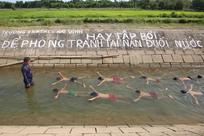 Thầy giáo 12 năm ngăn kênh thủy lợi dạy bơi miễn phí cho học sinh