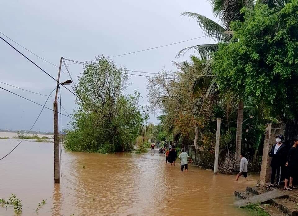 Cứu cháu trượt chân xuống hồ 2 cậu cháu đuối nước thương tâm