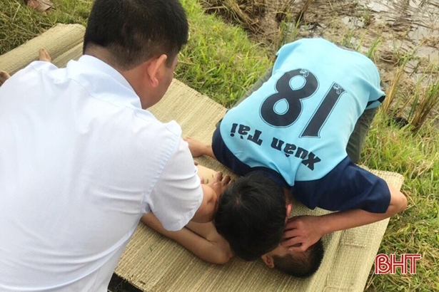 Hà Tĩnh: Ngã xuống kênh, cháu bé 7 tuổi đuối nước tử vong thương tâm Hà Tĩnh: Ngã xuống kênh, cháu bé 7 tuổi đuối nước tử vong thương tâm