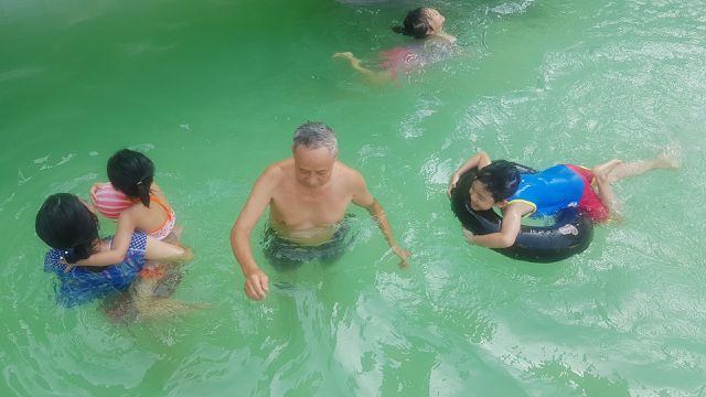 Ninh Bình: Ông giáo làng xây bể “dụ” trẻ em đến dạy bơi miễn phí