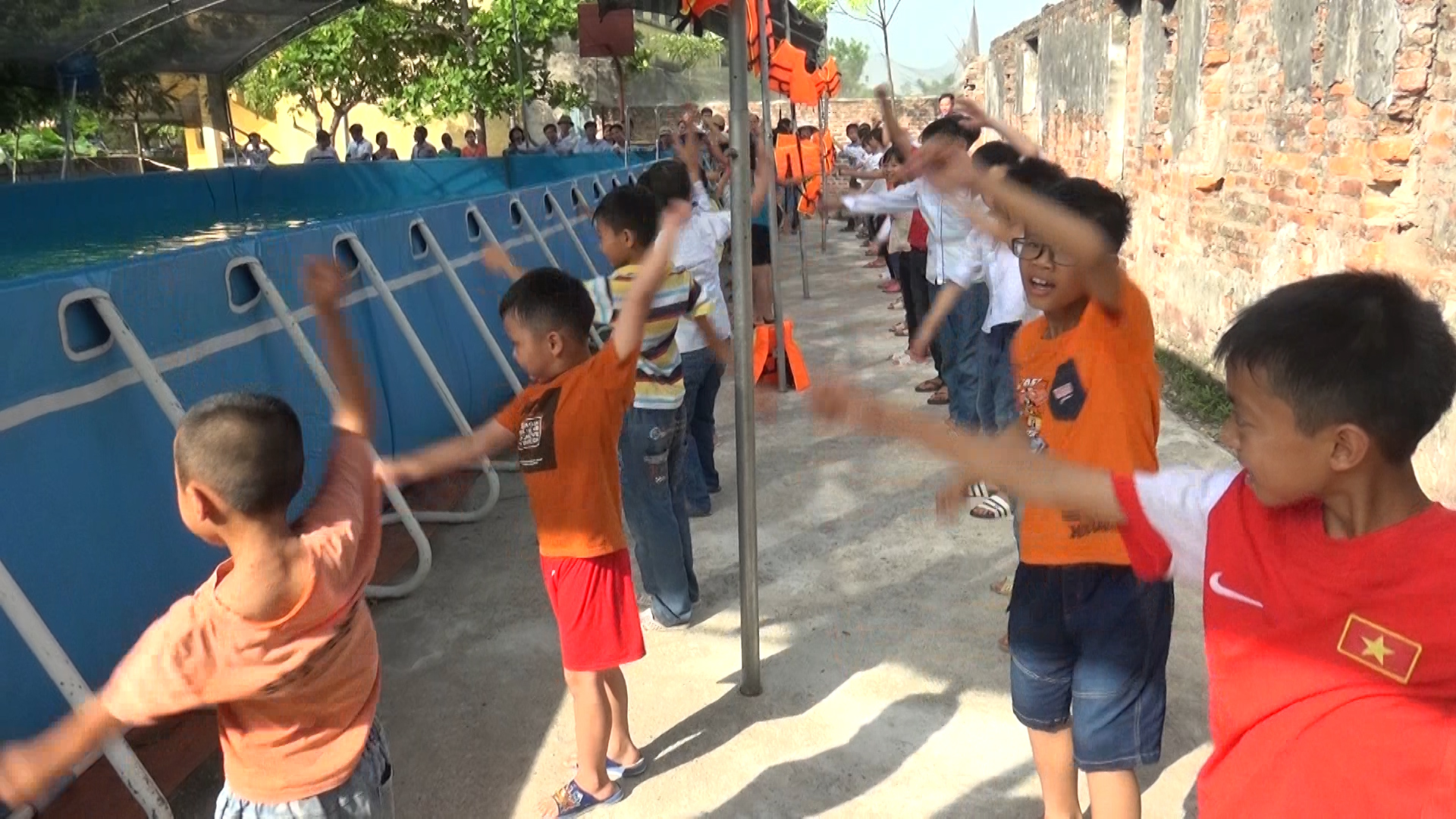 Hưng Hà: Khai mạc lớp dạy bơi và phòng chống đuối nước cho học sinh năm 2018